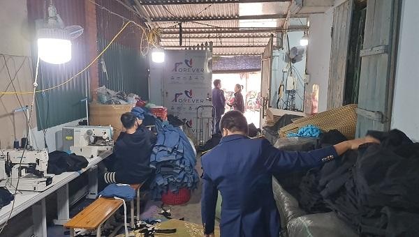 Xưởng may gia công “sản xuất” áo giả mạo nhãn hiệu Adidas ở Hải Dương