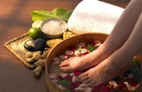 Những công dụng tuyệt vời của việc ngâm chân bằng nước muối gừng