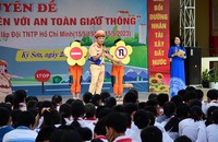 Lực lượng CSGT tuyên truyền về trật tự an toàn giao thông.