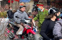 Các lực lượng chức năng tăng cường xử lý những người không đeo khẩu trang nơi công cộng.