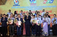 Đồng chí Nguyễn Thiện Nhân và lãnh đạo thành phố trao giải cho các tác giả đạt giải báo chí ở nhóm Chính luận và Công trình tập thể.