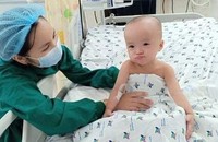 Siêu đáng yêu với hình ảnh hai bé Trúc Nhi và Diệu Nhi chống cằm cười tít mắt