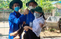 Các tình nguyện viên hỗ trợ thí sinh vào phòng thi.