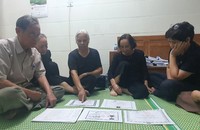 Một số hộ dân tại 2 khu tập thể trao đổi sự việc với phóng viên.