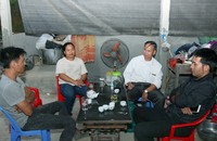 Ông Hoàng Văn Khôn (áo trắng, thứ hai bên phải) là người tích cực vận động bà con bỏ hút thuốc lá. (Nguồn: Nguyễn Lượng)