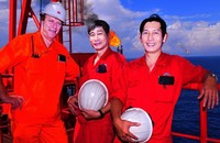 Chuyên gia Nga và Việt Nam làm việc trên giàn khoan của Liên doanh
Vietsovpetro.