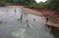 Mùa hè, cẩn thận với trẻ bơi lội