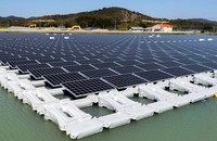 Một nhà máy điện mặt trời nổi trên mặt nước