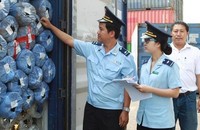 Cán bộ Hải quan kiểm tra hàng hóa của doanh nghiệp. (Ảnh minh họa)