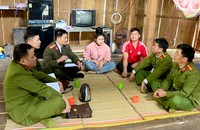Lực lượng công an tỉnh Sơn La tuyên truyền cho người dân những điểm mới của Luật Cư trú năm 2020.