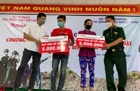 PTBT Hà Ánh Bình và Trung tá Lê Văn Hoàng trao sổ tiết kiệm cho người dân.