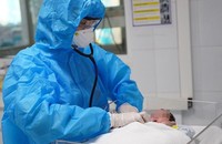 Điều trị cho bệnh nhi mắc COVID-19.