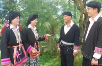 Nam, nữ người Dao Tiền ở Vân Hồ hát đối đáp giao duyên.