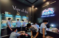 Dù chưa được phép kinh doanh nhưng thuốc lá thế hệ mới được bày bán công khai khiến các lực lượng chức năng rất vất vả ngăn chặn. (Ảnh minh họa)