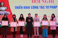 Phó Chủ tịch UBND tỉnh Lê Hồng Vinh trao bằng khen của Chủ tịch tỉnh cho các cá nhân, tập thể xuất sắc.