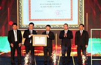 Chủ tịch UBND tỉnh Nguyễn Đức Trung tao Bằng công nhận huyện Nghi Lộc đạt chuẩn Nông thôn mới cho huyện Nghi Lộc.
