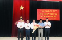 Thường trực HĐND tỉnh và đại diện các Sở, ban ngành cấp tỉnh tặng hoa chúc mừng tân Chủ tịch UBND thị xã Thái Hòa Chu Anh Tuấn.