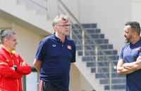 HLV Philippe Troussier thăm quan sân Al-Gharafa, địa điểm sẽ diễn ra trận ra quân của U23 Việt Nam gặp U23 Iraq. (ảnh VFF)