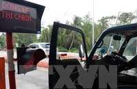Tài xế bỏ xe ngay tại trạm phản đối việc thu phí tại BOT Sóc Trăng. (Ảnh: Trung Hiếu/TTXVN)