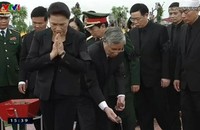 Người thân và người dân quê nhà đón Đoàn xe chở linh cữu Chủ tịch nước.