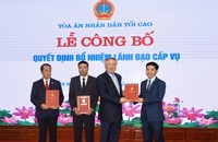 Chánh án TAND tối cao Nguyễn Hoà Bình trao quyết định bổ nhiệm Tổng biên tập Báo Công lý đối với ông Trần Đức Vinh.