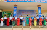 Các đại biểu cắt băng khai mạc triển lãm.