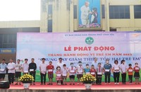 Học sinh có hoàn cảnh khó khăn được UBND thành phố Vĩnh Yên tặng học bổng (Ảnh: Lê Trang)