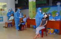 Người dân phường 3, quận Tân Bình được lấy mẫu xét nghiệm đêm ngày 2/6. (nguồn ảnh: HCDC)
