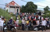 Nhiều người dân hiếu kỳ tụ tập bên ngoài hiện trường vụ án mạng nghiêm trọng.