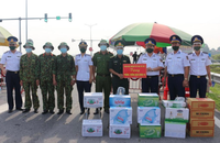 Đoàn Đặc nhiệm Phòng chống tội phạm ma tuý số 1 thăm, tặng quà động viên lực lượng trực chốt kiểm dịch trên địa bàn TP Hải Phòng.