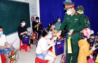Sư đoàn 9 tặng quà Trung thu cho các em nhỏ.