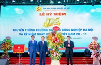 Thứ trưởng Bộ Công thương (bên phải) chúc mừng Trường Đại học Công nghiệp Hà Nội.