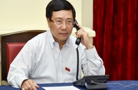 Phó Thủ tướng, Bộ trưởng Ngoại giao Phạm Bình Minh điện đàm với Bộ trưởng Ngoại giao Singapore Vivian Balakrishman.