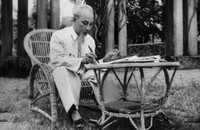 Chủ tịch Hồ Chí Minh sửa bản in tại Phủ Chủ tịch
