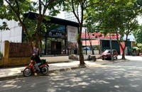 Một số nhà hàng, quán ăn, gara ô tô trên khu đất của trường.