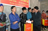 Phó Chủ tịch - Tổng Thư ký Ủy ban Trung ương Mặt trận Tổ quốc Việt Nam Hầu A Lềnh tặng quà các hộ gia đình tiêu biểu trên địa bàn xã Sín Chải.