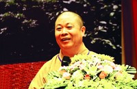 Thượng tọa Thích Thọ Lạc phát biểu trong một hội thảo.