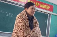 Lạnh 'thấu xương', thầy giáo đến trường với 'chiếc áo choàng' đặc biệt khiến học sinh thích thú