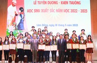 Ông Phạm S – Phó Chủ tịch UBND tỉnh Lâm Đồng và ông Huỳnh Quang Long - Phó Giám đốc Sở GD&ĐT trao Bằng khen cho học sinh đạt giải quốc gia. Ảnh Sở GD&ĐT Lâm Đồng.