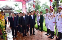 Thủ tướng Chính phủ Nguyễn Xuân Phúc cùng các lãnh đạo, nguyên lãnh đạo Đảng Nhà nước dâng hương tưởng niệm Chủ tịch nước Lê Đức Anh.