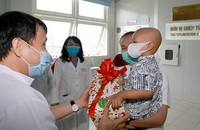 Lãnh đạo Bệnh viện Trung ương Huế tặng quà cho bệnh nhi K.