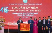 Thừa ủy quyền của Thủ tướng Chính phủ, Chủ tịch UBND tỉnh Thừa Thiên Huế Nguyễn Văn Phương trao Cờ Thi đua cho Sở KH&CN.