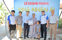Thứ trưởng Bộ Y tế Trần Văn Thuấn dự lễ khánh thành nhà nhân ái và tặng quà cho người dân ở phường Hương Văn, thị xã Hương Trà, tỉnh Thừa Thiên Huế.