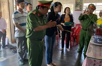 Chủ tịch quận Sơn Trà và Trưởng Công an quận Sơn Trà thắp hương, chia buồn với gia đình nạn nhân