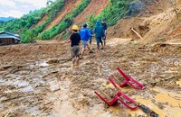 Các lực lượng chức năng đang tiếp cận hiện trường tìm kiếm nạn nhân