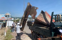 Lực lượng chức năng dọn sạch xác tàu cá nằm ngổn ngang ở cửa biển Sa Huỳnh.