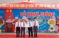 Ông Trần Hải Châu, Phó Bí thư Thường trực Tỉnh ủy, Chủ tịch HĐND tỉnh trao tặng danh hiệu Tập thể Lao động xuất sắc cho Trường THPT Lương Thế Vinh.