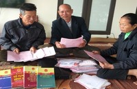 Ông Tuấn, ông Viết, bà Đủ soạn lại hành trang trong gần 6 năm theo đuổi việc tố cáo.