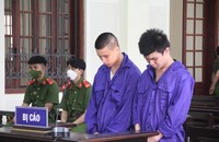 Hai bị cáo Nguyễn Công Ý và Lê Xuân Đạt tại phiên tòa