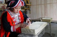 Giữ lửa nghề làm giấy bản của người Dao